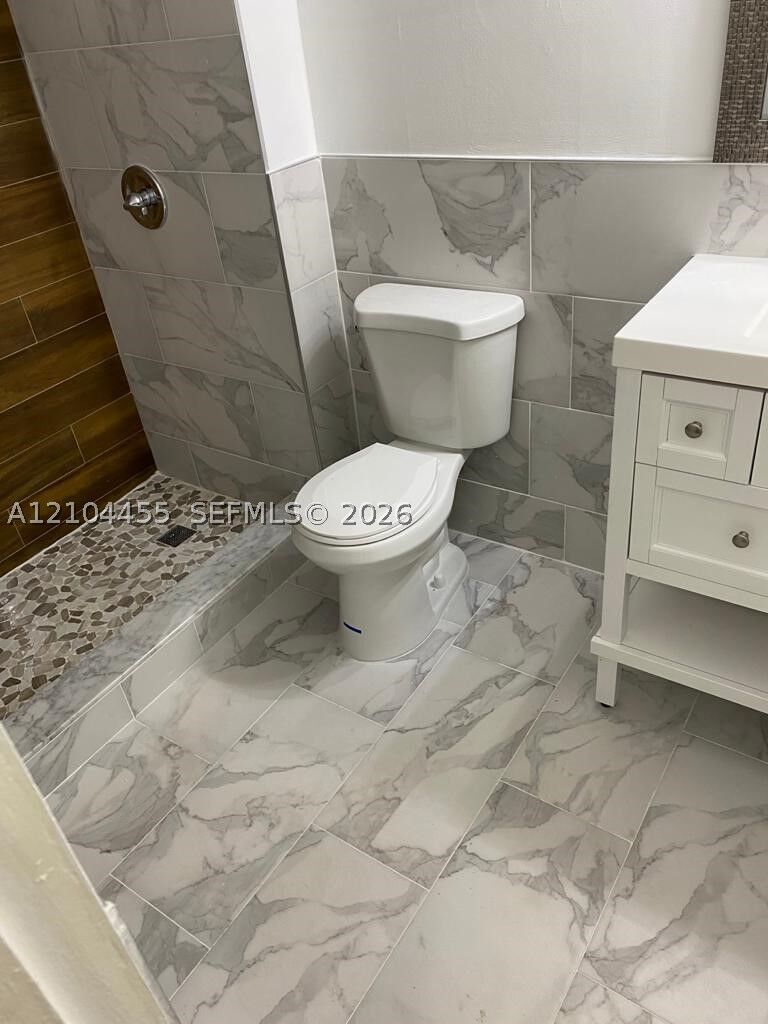 Property Photo:  4450 NW 79th Ave 1C  FL 33166 