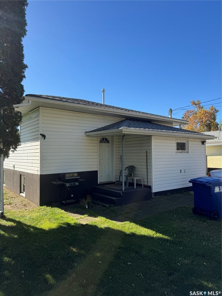 Property Photo:  516 26th Street E  SK S6V 1V5 