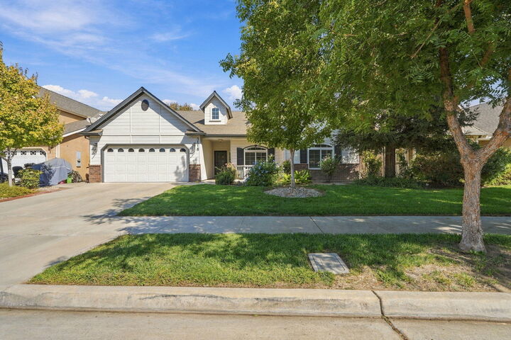 Property Photo: 3116 W Sady Court CA 93291