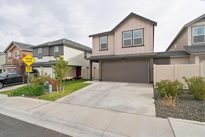 Property Photo:  725 S Yolo Pl  WA 99336 
