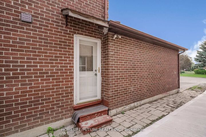 Property Photo:  47 Carisbrooke Square Main &Amp 2nd Flr  ON M1B 4M5 