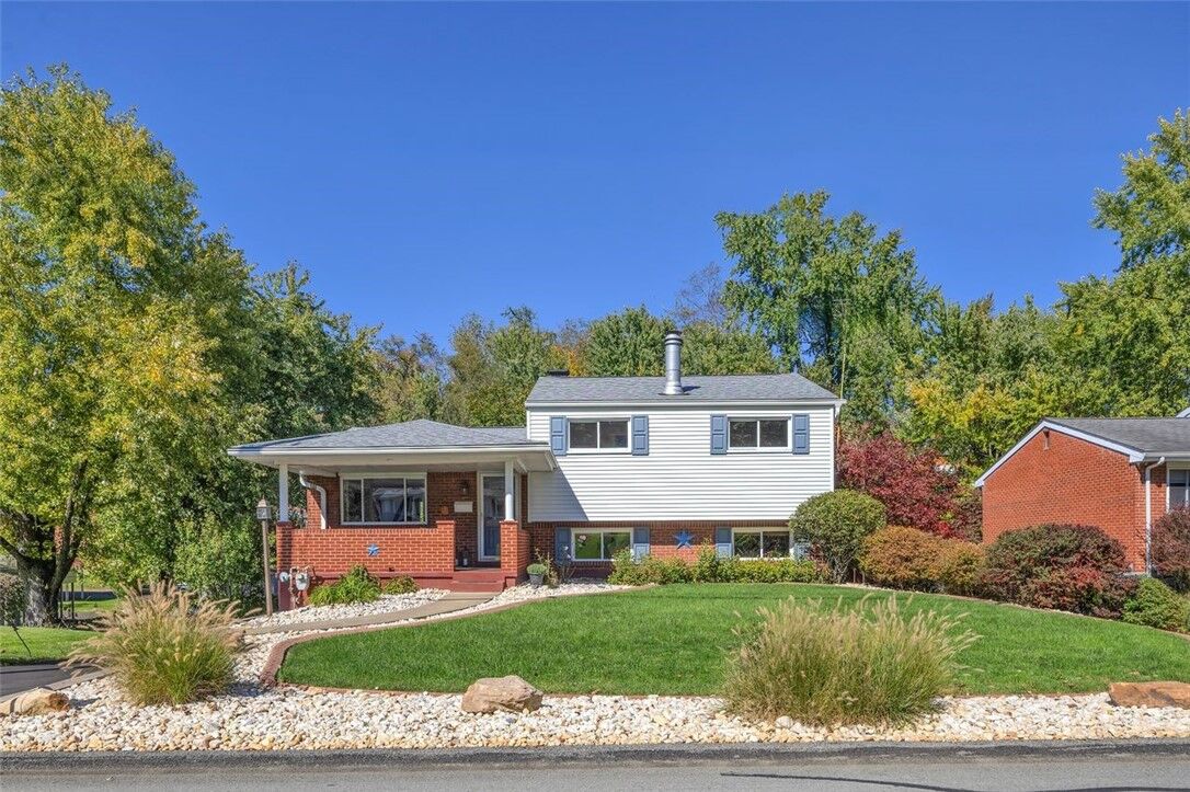 Property Photo:  820 Niagara Drive  PA 15642 
