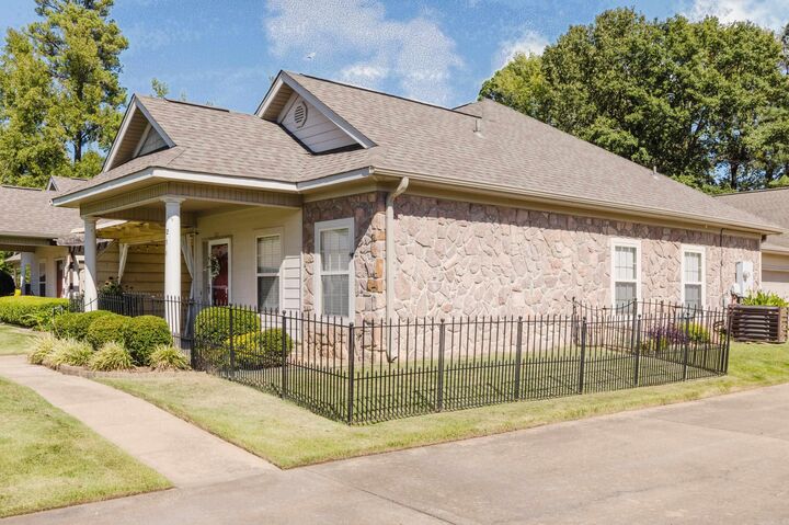 Property Photo: 211 Stagecoach Village AR 72210-4753