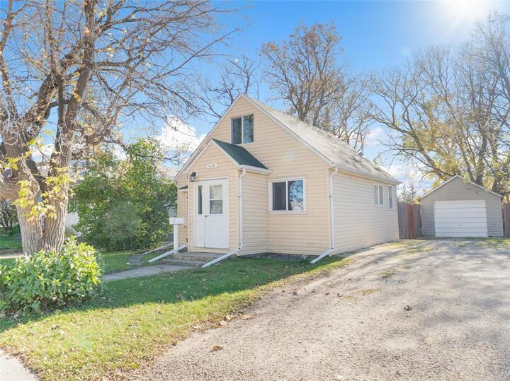 Property Photo:  406 Strathnaver Avenue  MB R1A 0H7 