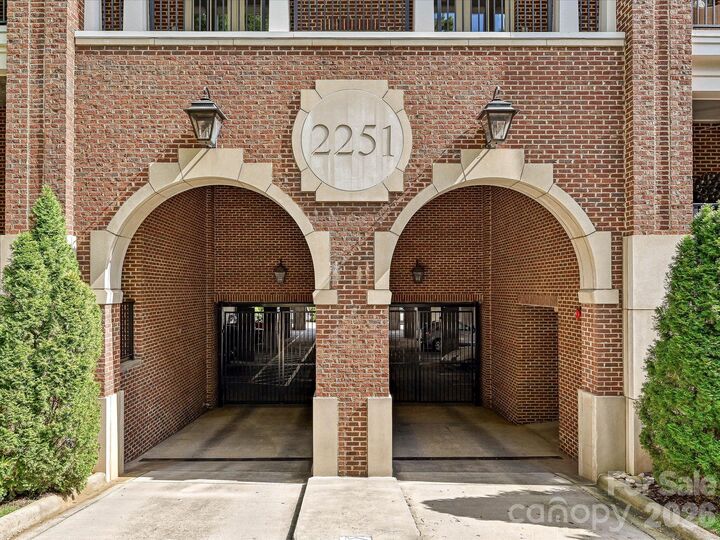Property Photo: 2251 Selwyn Avenue 203 NC 28207