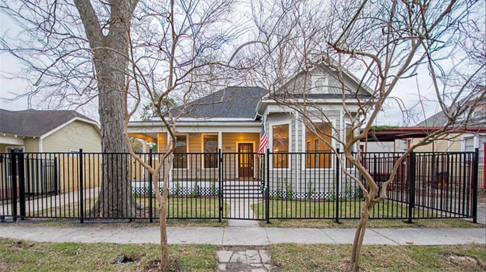 Property Photo:  1815 Chapman Street  TX 77009 