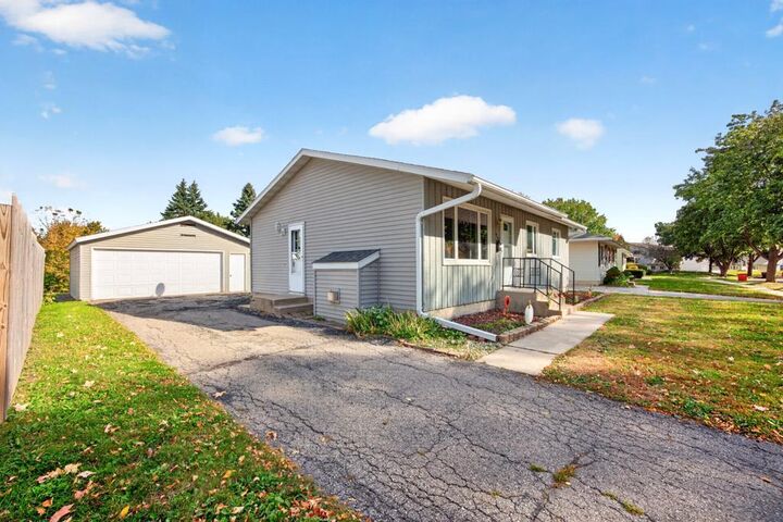 Property Photo:  967 16 1/4 Street SE  MN 55904 