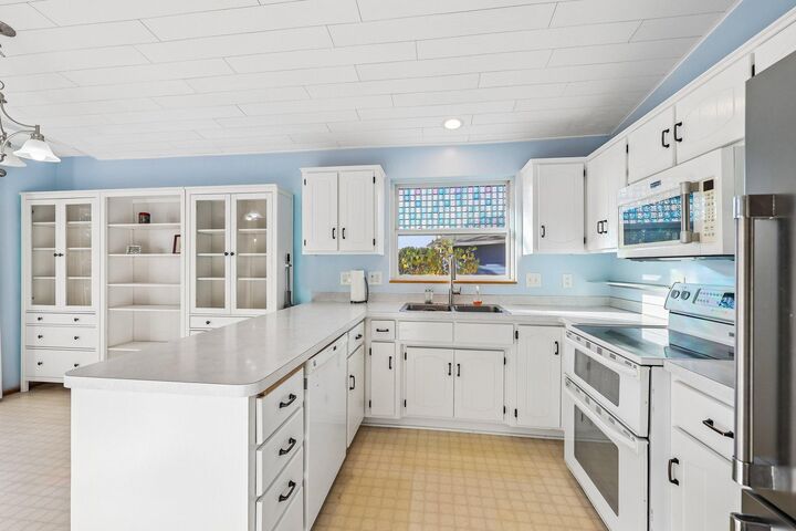 Property Photo:  1217 Clover Court S  MN 55379 