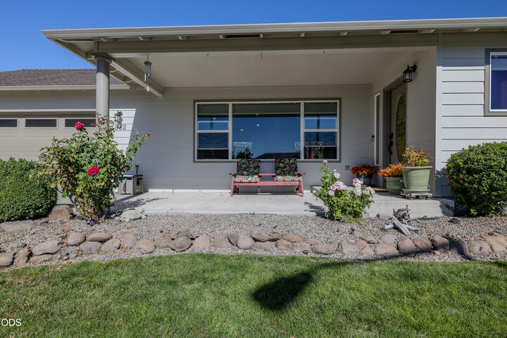 Property Photo: 982 Jessica Court OR 97524