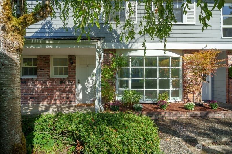 Property Photo:  1420  Bellevue Way  SE 8  WA 98004 