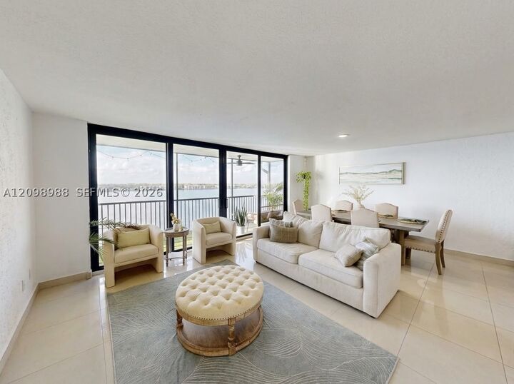 Property Photo:  105 Lake Emerald Dr 816  FL 33309 