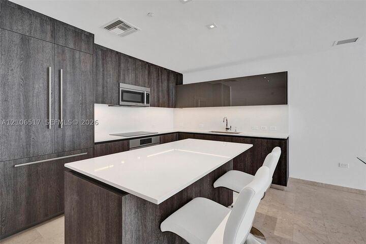 Property Photo: 88 SW 7th St 910 FL 33130