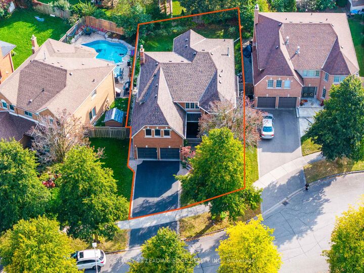 Property Photo: 8 Mooreland Court ON L3P 7P8