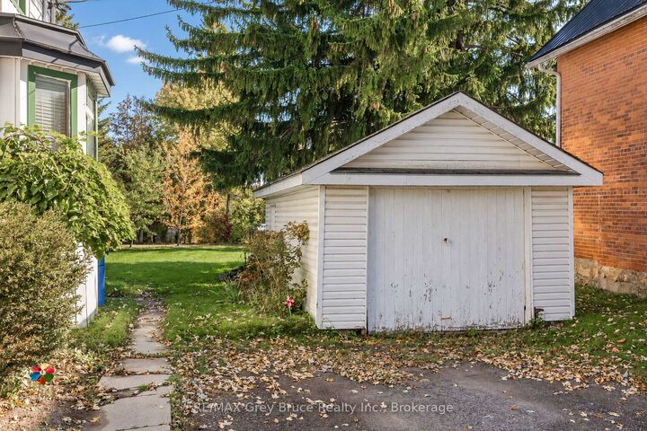 Property Photo:  213 Victoria Street  ON L9V 2Y1 