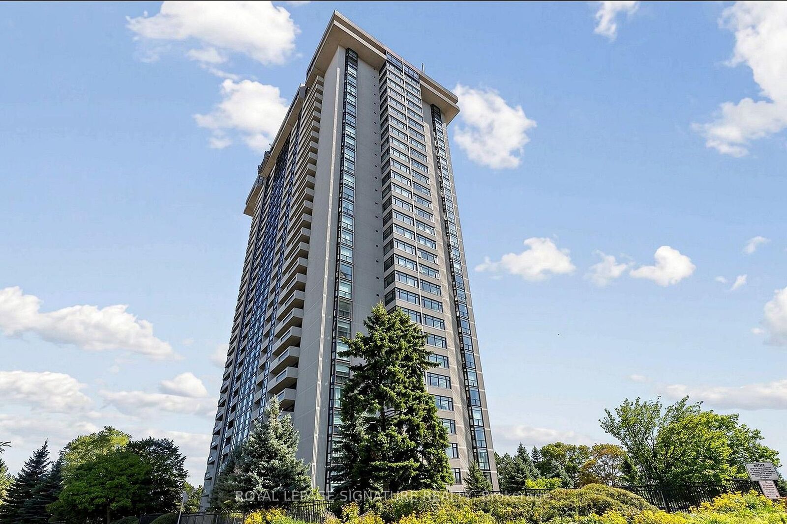 Property Photo:  1555 Finch Avenue E 1901  ON M2J 4X9 