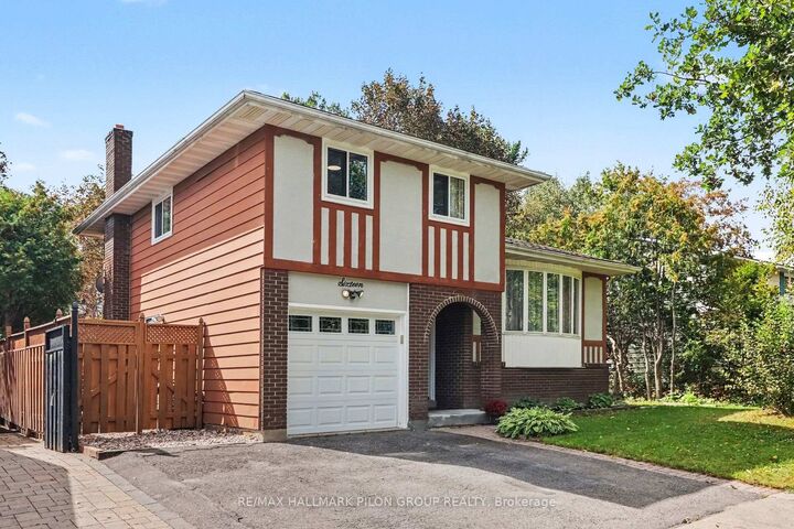Property Photo:  16 Eastpark Drive  ON K1B 3Z8 
