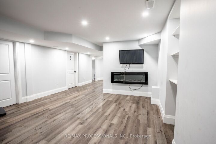 Property Photo:  129 Hutchinson Drive Lower  ON L9R 1M4 