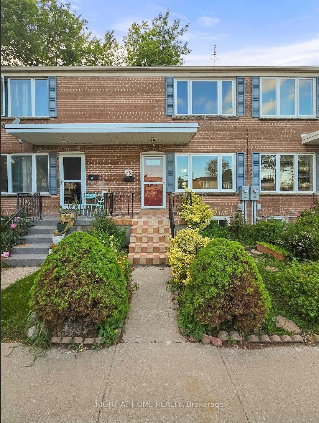 Property Photo:  740 Kennedy Street 49  ON M1K 2C5 