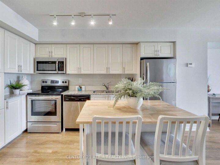 Property Photo:  3091 Dufferin Street 702  ON M6A 0C4 
