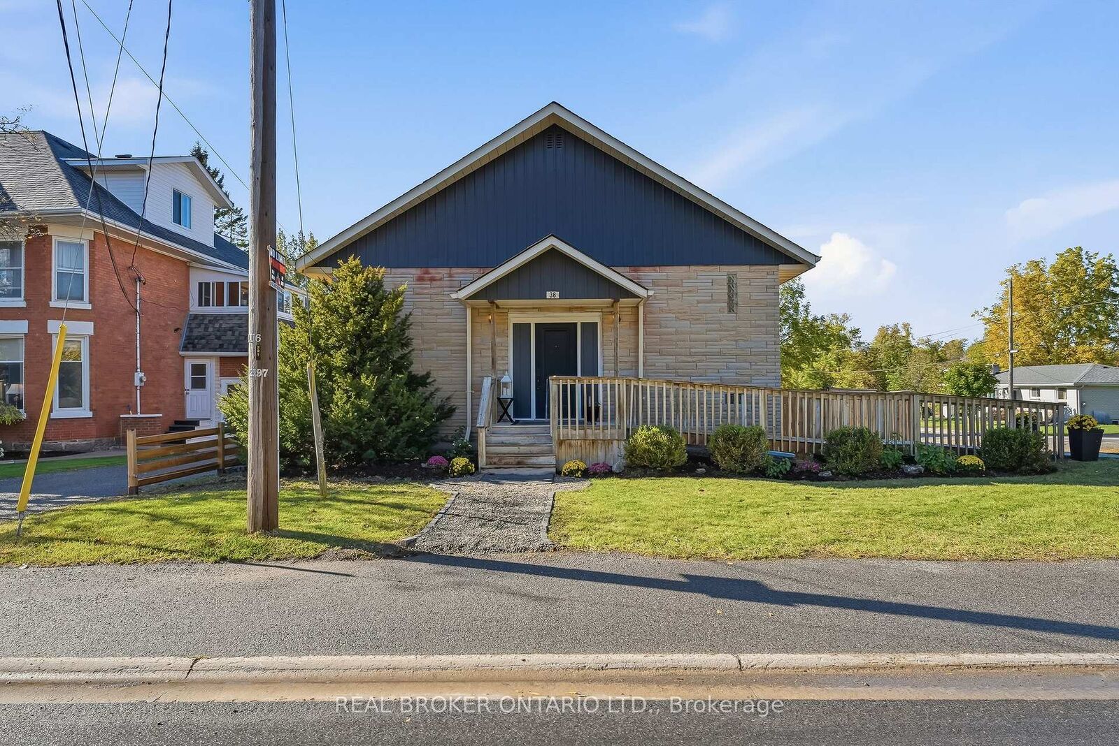 Property Photo:  38 Queen Street  ON K0L 2V0 