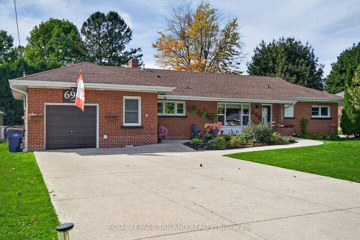 Property Photo:  696 Queen Street  ON N7M 2K2 