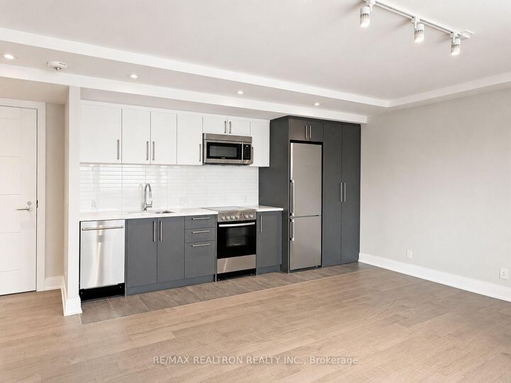 Property Photo:  11 Walmer Road 304  ON M5R 2W9 