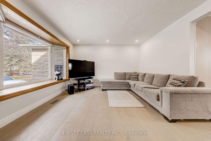 Property Photo:  39 Seaton Drive  ON L4G 2J9 