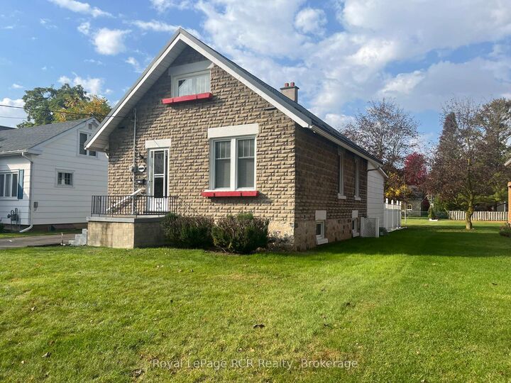 Property Photo:  582 12th Ave Avenue N  ON N4N 2V6 