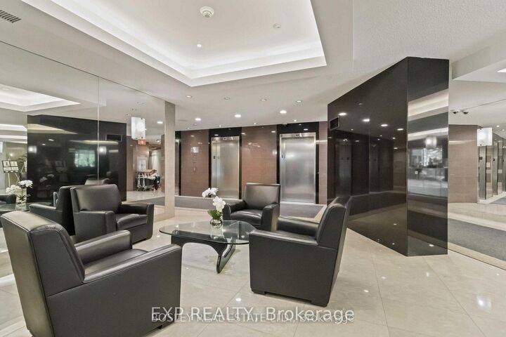Property Photo:  7250 Yonge Street 206  ON L4J 7X1 