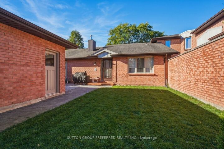 Property Photo: 55 Fiddlers Green Road 31 ON N6H 4T8