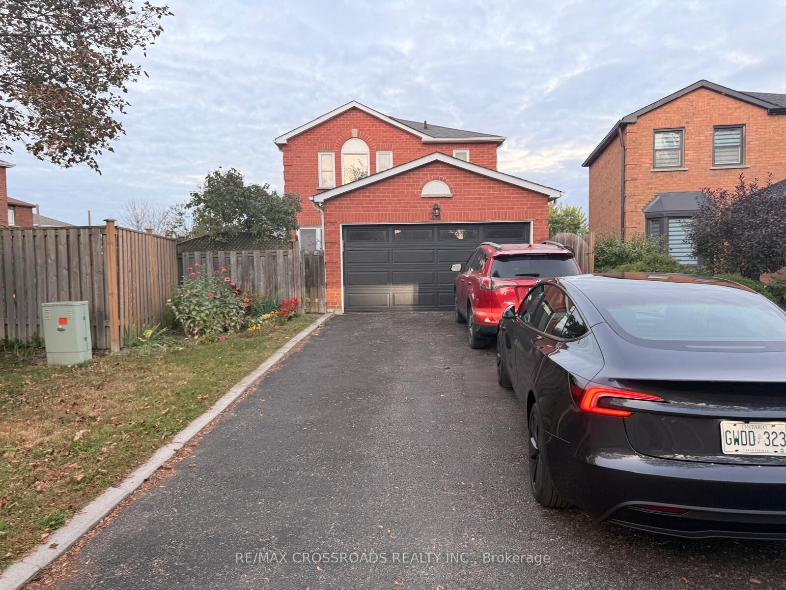 Property Photo: 21 Fernbank Place ON L1R 1S9