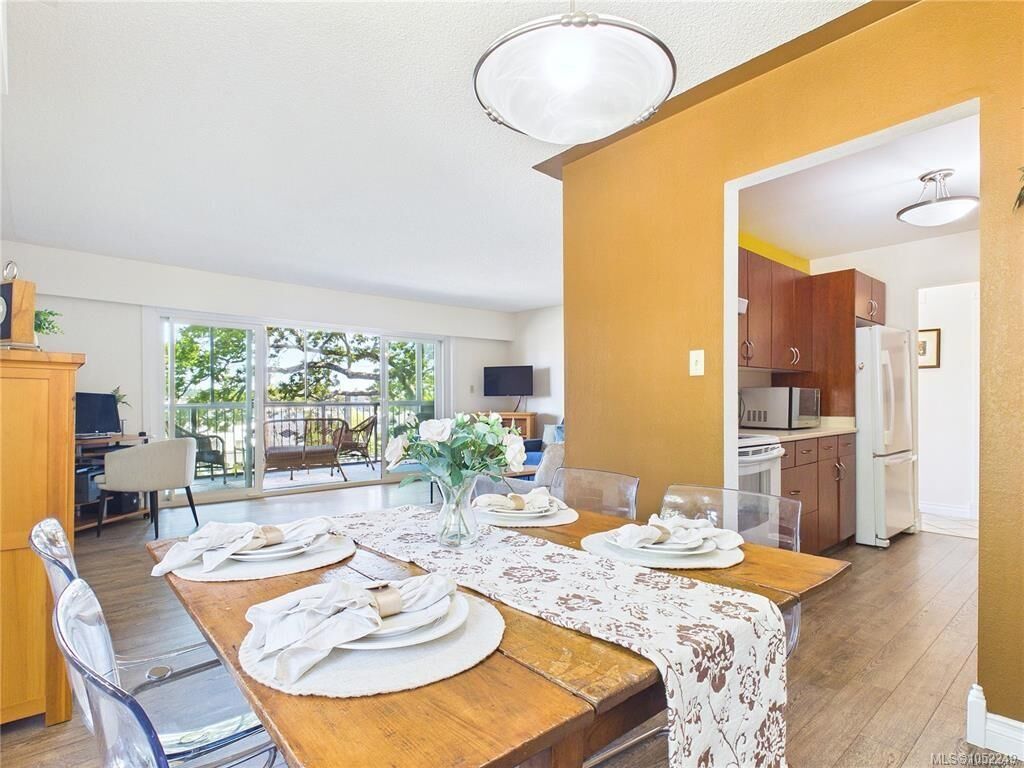Property Photo:  1665 Oak Bay Ave #401  BC V8R 1B5 
