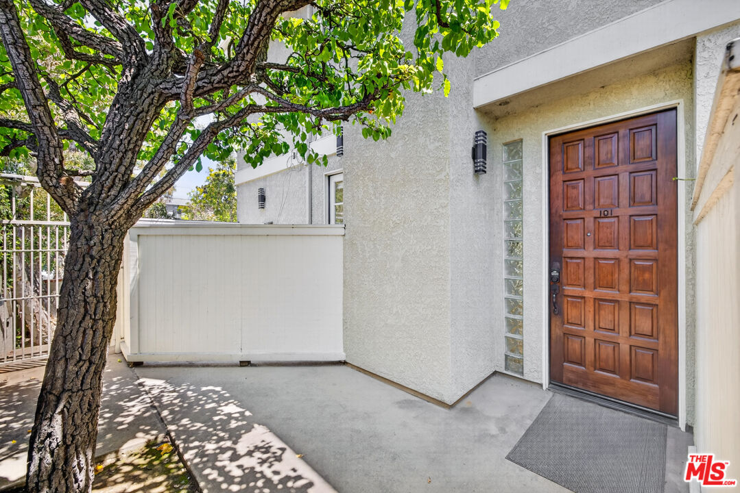 Property Photo:  1754 11th St, Unit 101  CA 90404 
