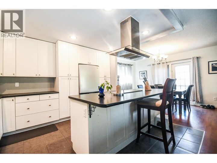 Property Photo:  122 Duncan Place  BC V2M 6T4 