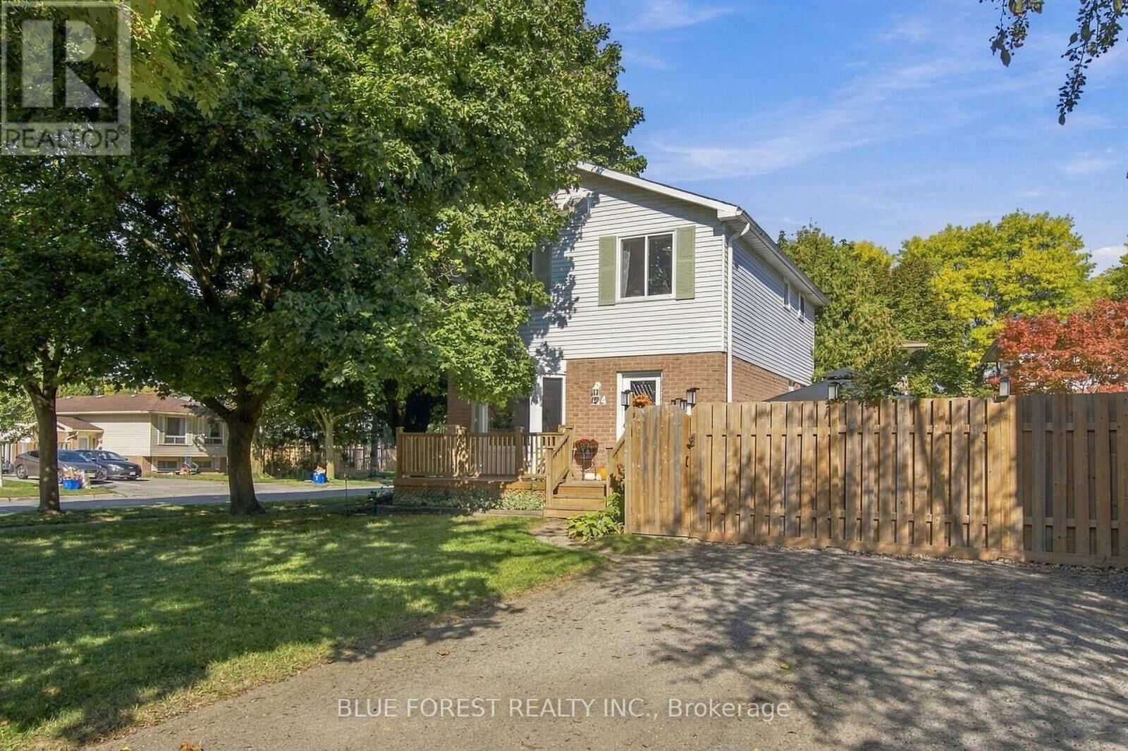 Property Photo:  114 Hearthside Place  ON N5V 3N1 