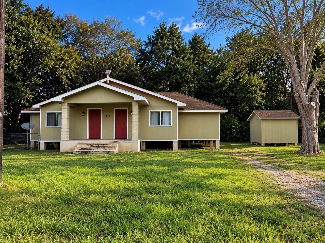 Property Photo: 211 N Texas Avenue TX 77515