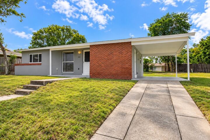 Property Photo:  1002 Cobblestone Drive  FL 34606 