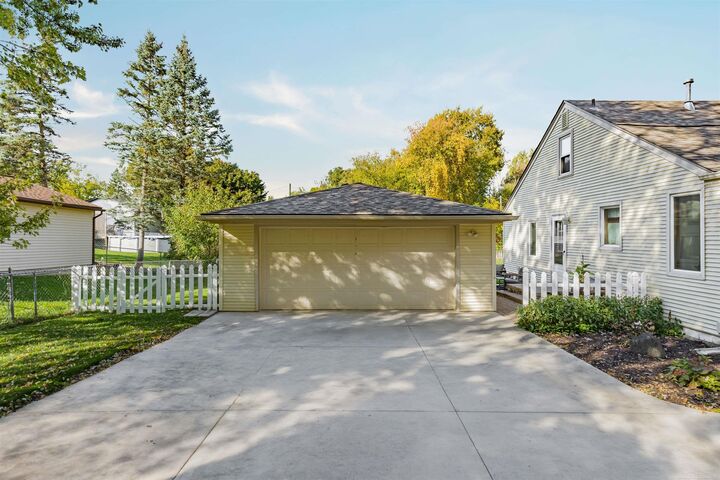 Property Photo:  3670 Woodcrest Road  MI 48309 