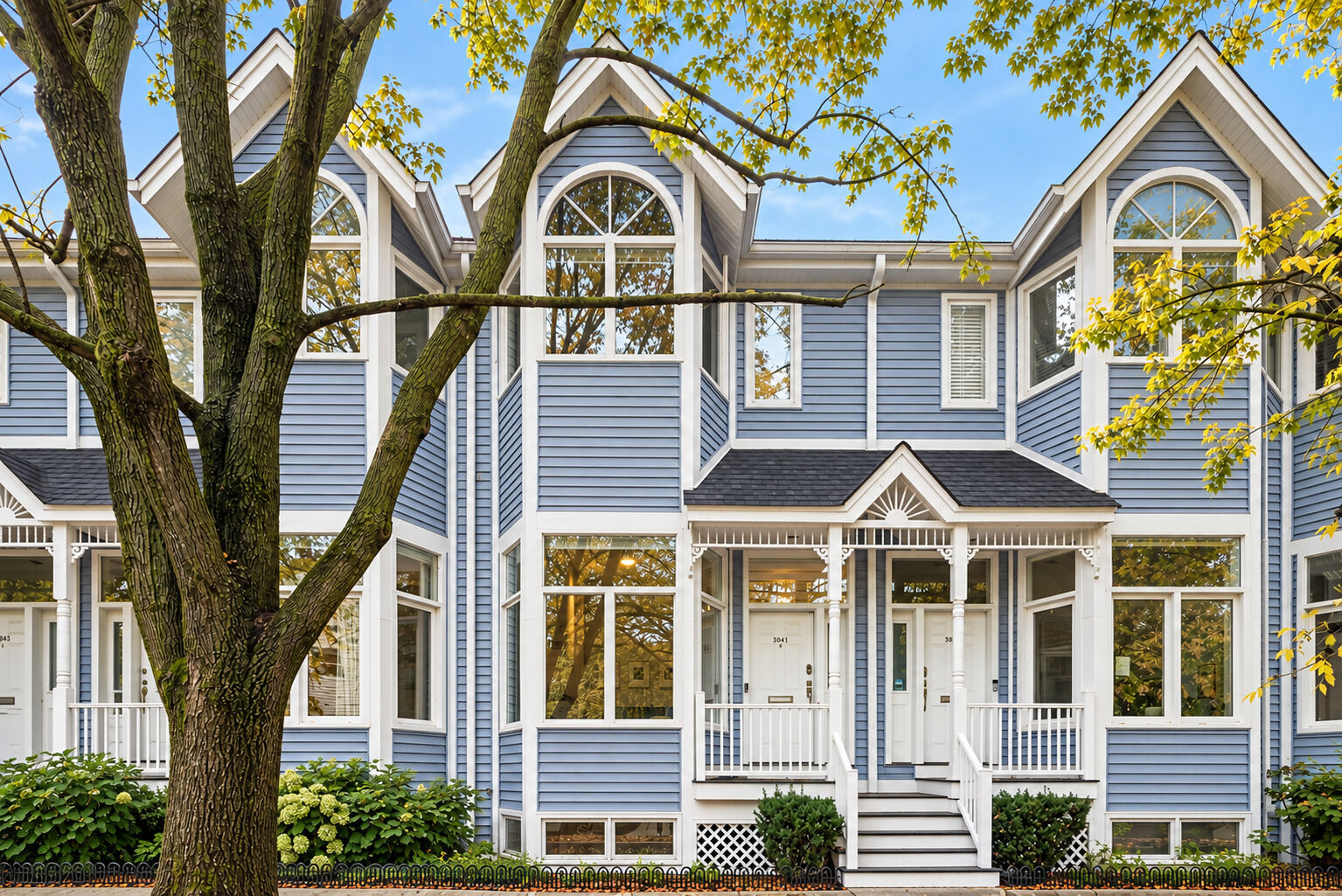 Property Photo: 3041 N Lakewood Avenue IL 60657