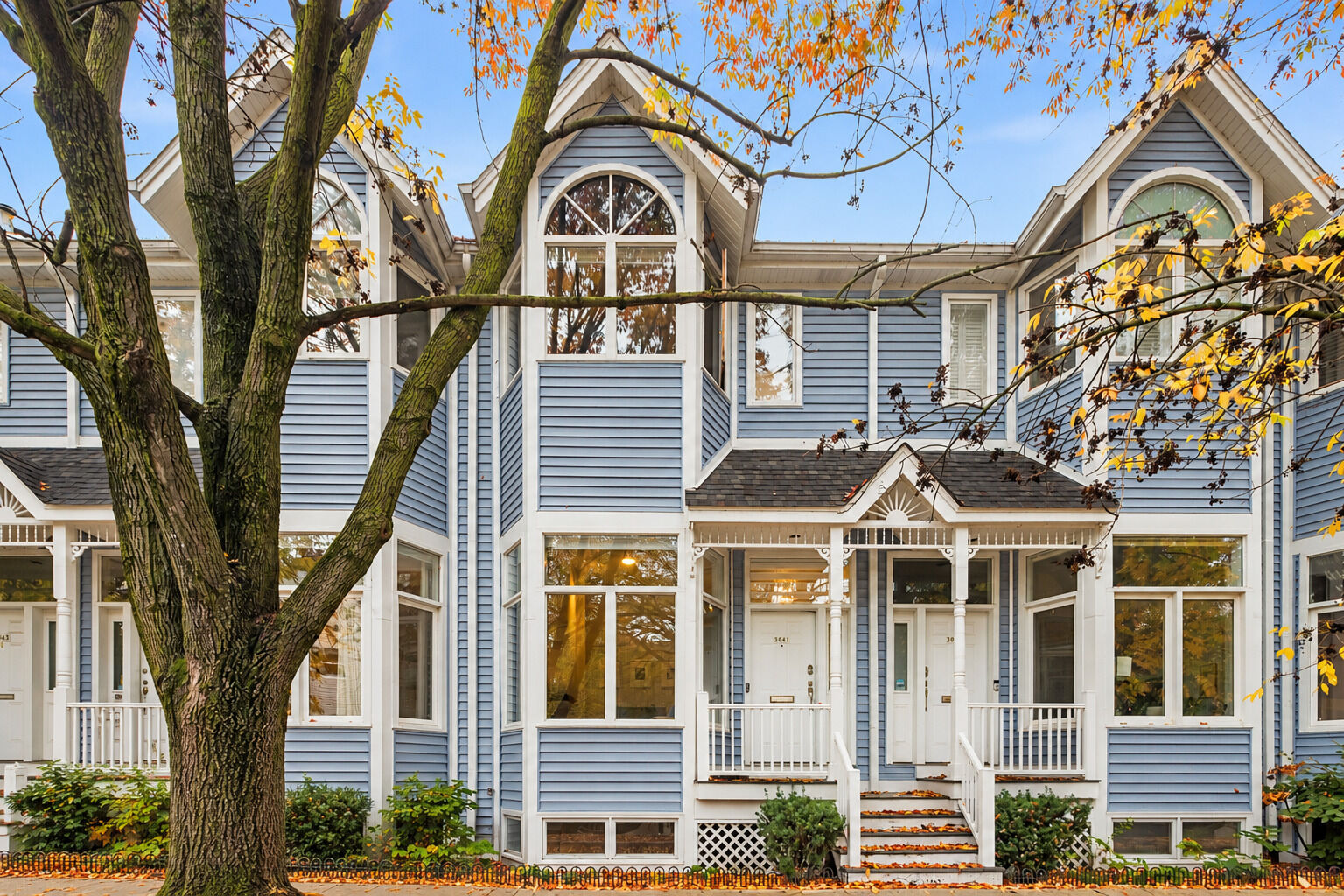 Property Photo: 3041 N Lakewood Avenue IL 60657