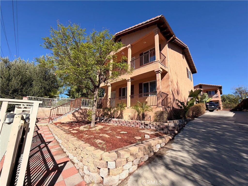 Property Photo:  905 W Sumner A & B  CA 92530 