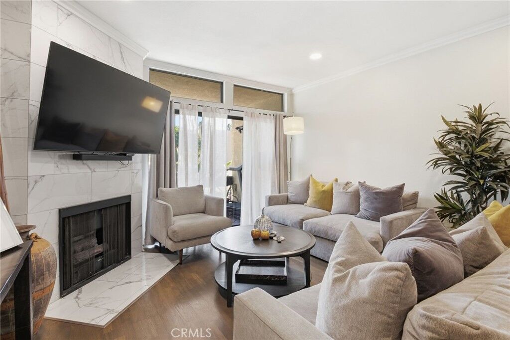 Property Photo:  729 S Hobart Boulevard 11  CA 90005 