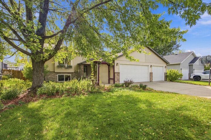 Property Photo:  1115 Sommerset Drive  ND 58078 