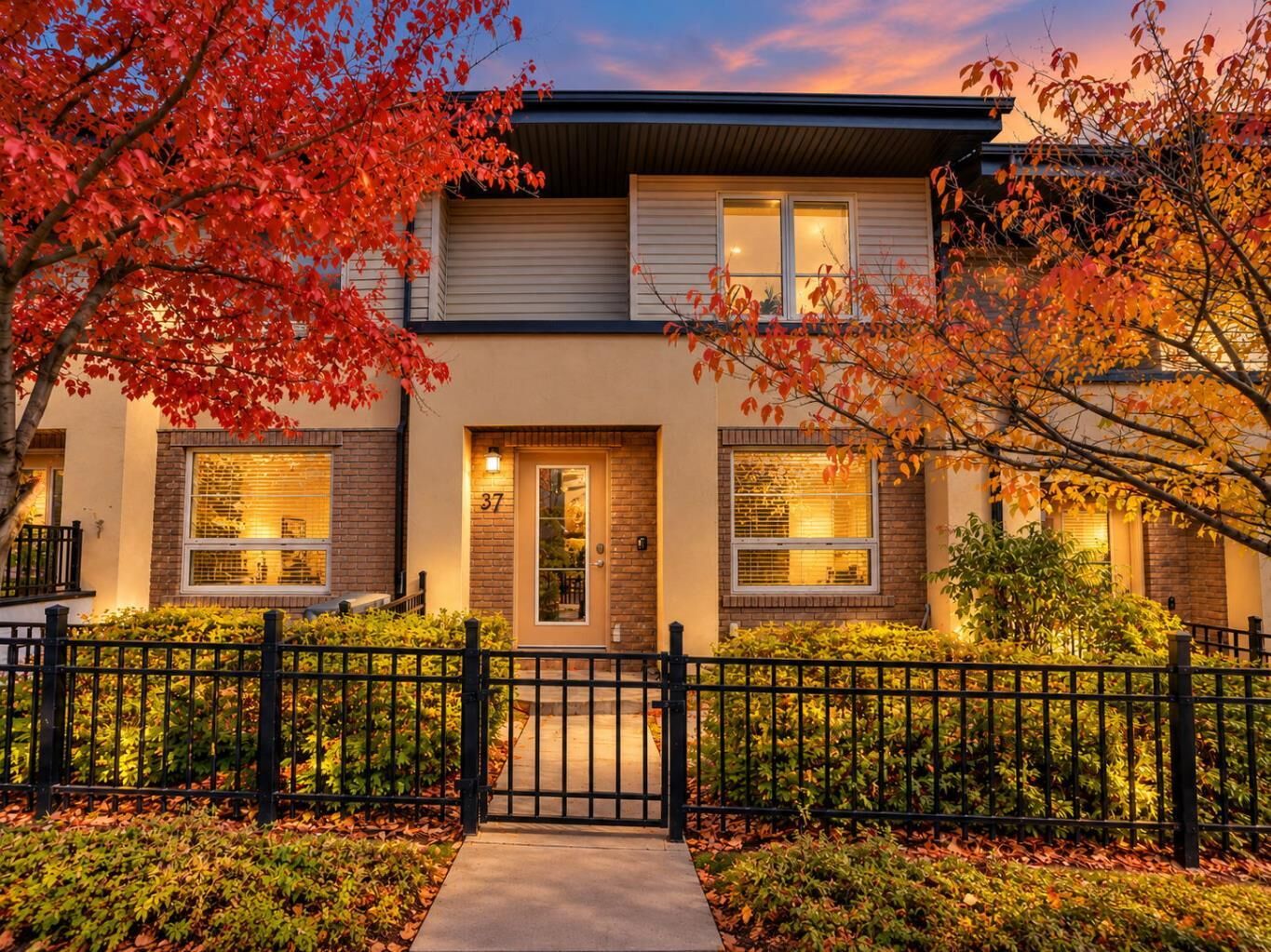 Property Photo:  37 Aspen Hills Common SW  AB T3H 0R7 