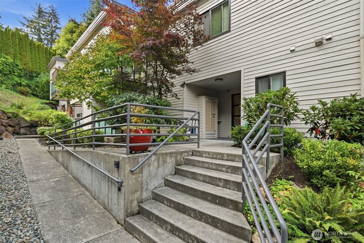 Property Photo: 5225 50th Avenue NE 204 WA 98105