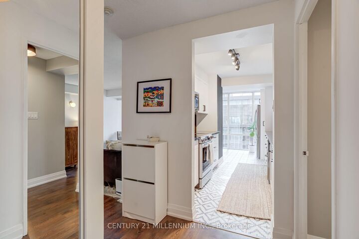 Property Photo:  330 Rathburn Road W 705  ON L5B 3Y1 