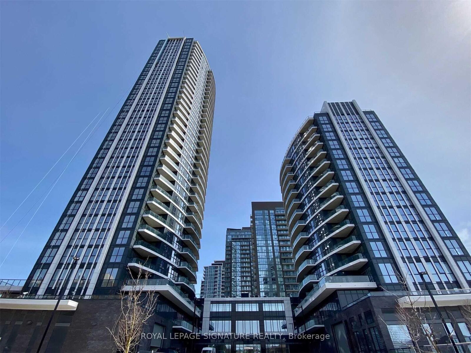 Property Photo: 35 Watergarden Drive 1012 ON L5R 0G8