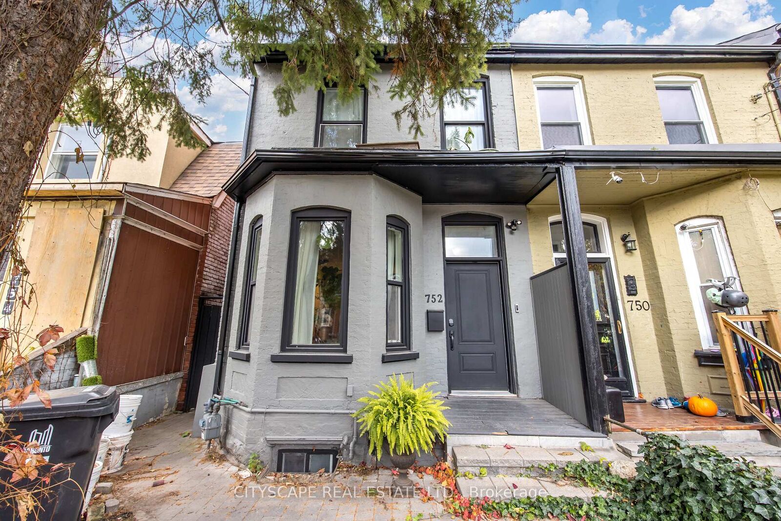 Property Photo:  752 Richmond Street W Main  ON M6J 1C5 