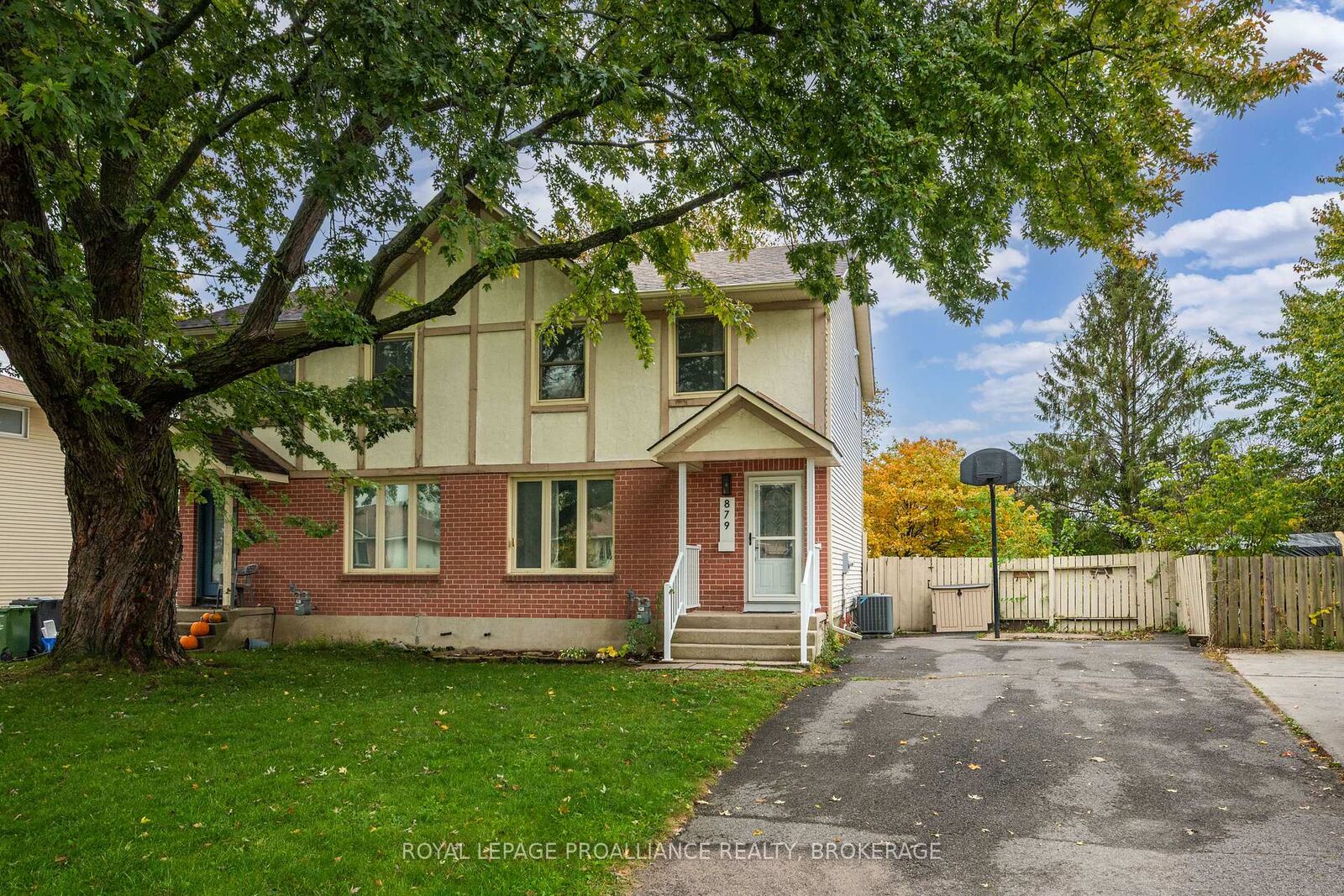 Property Photo:  879 Beaconhill Court  ON K7P 2B1 