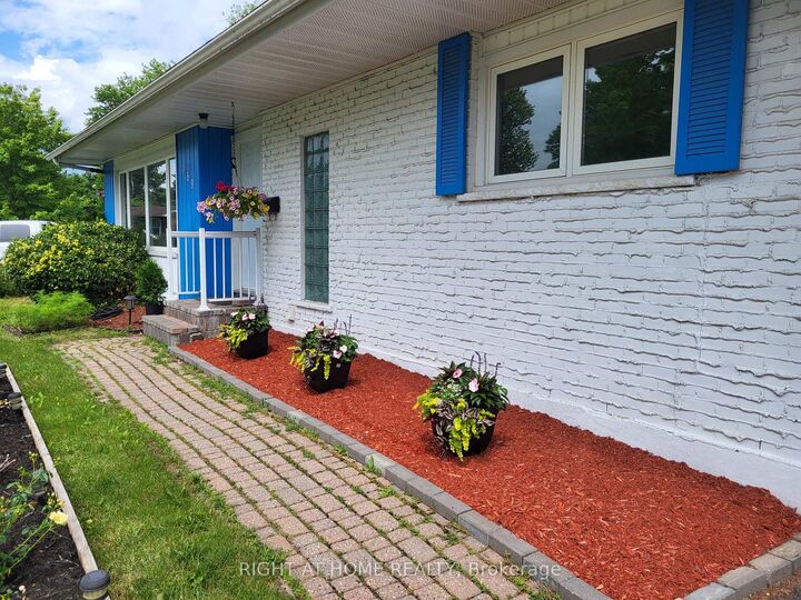 Property Photo:  989 Goren Avenue  ON K1G 2T8 
